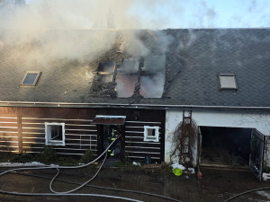 V Kryštofově Údolí hořela chalupa. Hasiči při rychlém zásahu zachránili i techniku