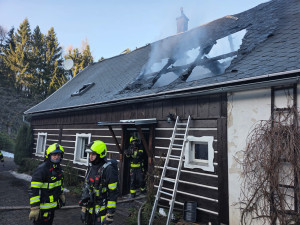 V Kryštofově Údolí hořela chalupa. Hasiči při rychlém zásahu zachránili i techniku