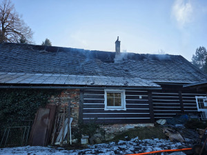 V Kryštofově Údolí hořela chalupa. Hasiči při rychlém zásahu zachránili i techniku