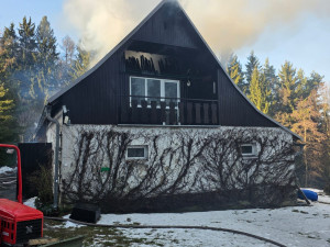 V Kryštofově Údolí hořela chalupa. Hasiči při rychlém zásahu zachránili i techniku