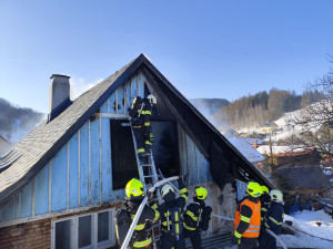 Požár chalupy v Dolních Štěpanicích. Zraněného transportoval do nemocnice vrtulník