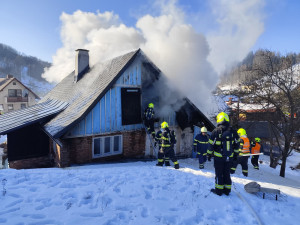 Požár chalupy v Dolních Štěpanicích. Zraněného transportoval do nemocnice vrtulník