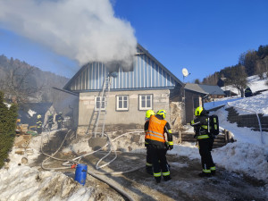 Požár chalupy v Dolních Štěpanicích. Zraněného transportoval do nemocnice vrtulník