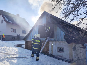 Požár chalupy v Dolních Štěpanicích. Zraněného transportoval do nemocnice vrtulník
