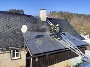 Požár chalupy v Dolních Štěpanicích. Zraněného transportoval do nemocnice vrtulník