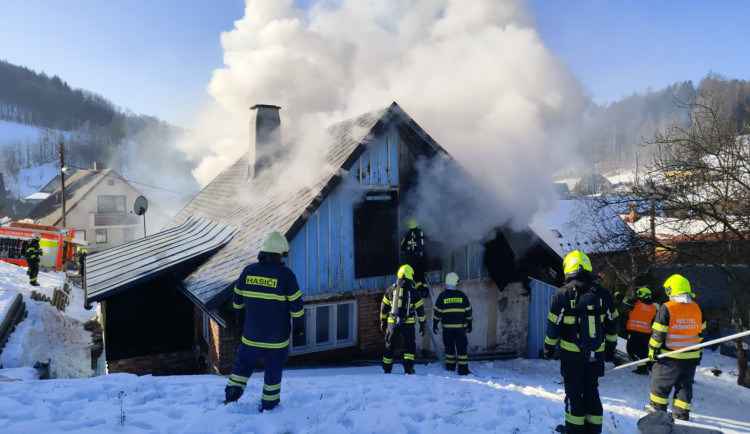 Požár chalupy v Dolních Štěpanicích. Zraněného transportoval do nemocnice vrtulník