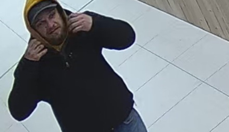 Znáte muže na fotce? Policie ho hledá v souvislosti s krádeží šperků v OC Nisa