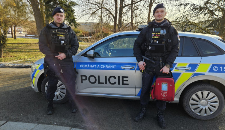 Policisté Miroslav Černý a Daniel Rezler z České Lípy zachránili v sobotu život tátovi dvou dětí, který zkolaboval.
