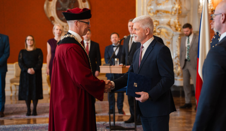 Prezident republiky jmenoval na hradě nového rektora liberecké univerzity Aleše Kocourka