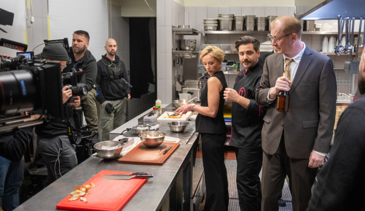 VIDEO: Komedie z Olomouce míří do kin. Ve fiktivní restauraci vaří Kotek či Hřebíčková