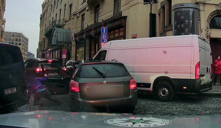 VIDEO: Divoká honička v centru Prahy. Hledaný muž ujížděl policii i po chodníku