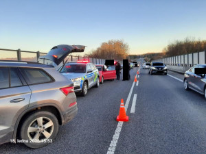 Zloděj ukradl v Liberci nastartované auto, neodradilo ho ani dítě na zadní sedačce