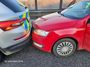 Zloděj ukradl v Liberci nastartované auto, neodradilo ho ani dítě na zadní sedačce