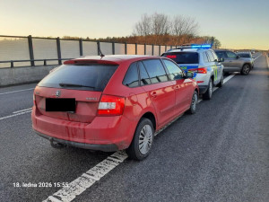 Zloděj ukradl v Liberci nastartované auto, neodradilo ho ani dítě na zadní sedačce