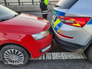 Zloděj ukradl v Liberci nastartované auto, neodradilo ho ani dítě na zadní sedačce