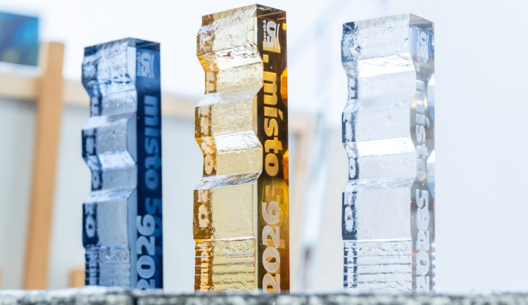 Skleněné trofeje pro Jizerskou 50 zachytily reálnou sněhovou stopu ze závodu