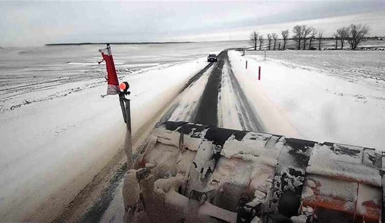 Strašák jménem ledovka. Jak s ní nakládají silničáři?