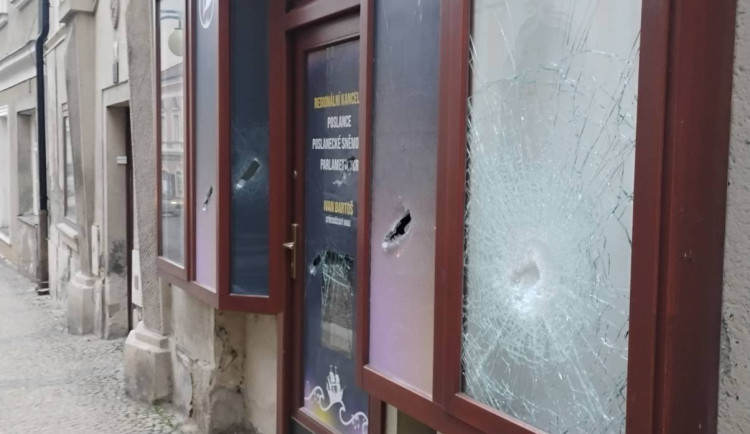 Kancelář Piráta Bartoše poničil vandal sekerou, do vězení může až na tři roky