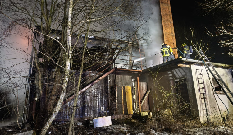 U bývalého lomu v Boršově hořely stavební buňky, hasiči vyhlásili 2. stupeň poplachu