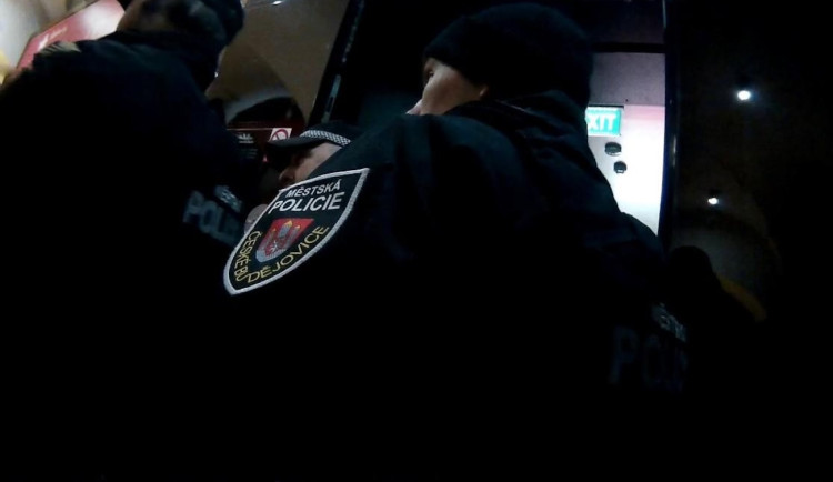 Muž po nočním tahu zvonil na bývalou manželku. Zapomněl, že spolu už nebydlí