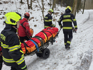 Žena se zranila na zledovatělé Riegrově stezce, záchranu komplikoval těžký terén