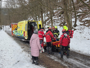 Žena se zranila na zledovatělé Riegrově stezce, záchranu komplikoval těžký terén
