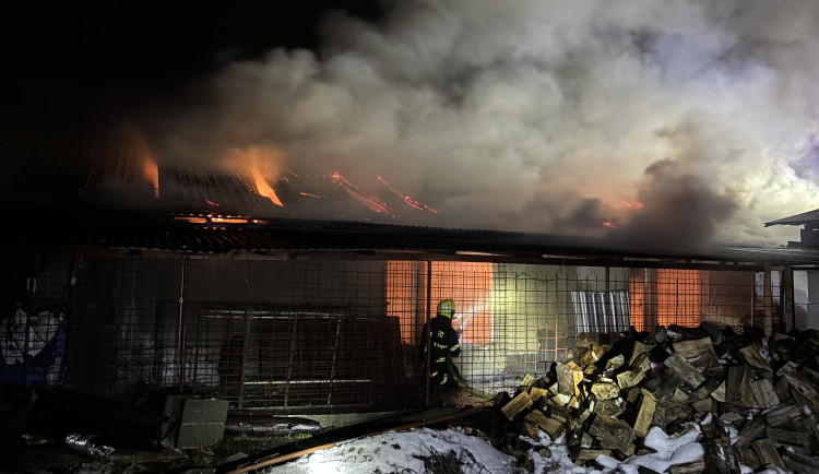 VIDEO: Na Karvinsku hořela bývalá tržnice. Požár zaměstnal osm jednotek hasičů