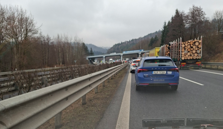 Po střetu dvou aut je uzavřená silnice 35 z Hodkovic nad Mohelkou na Liberec