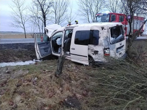 Hrozivě vyhlížející nehoda u Bezdězu se obešla bez zranění. Pomoc přivolal chytrý telefon
