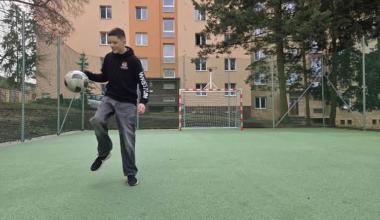 Na rekonstrukci sportovišť i další opravy si má rozdělit pět plzeňských škol 12 milionů