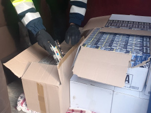 Liberečtí celníci mezi nábytkem v dodávce našli šest set kartónů cigaret