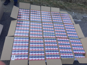 Liberečtí celníci mezi nábytkem v dodávce našli šest set kartónů cigaret