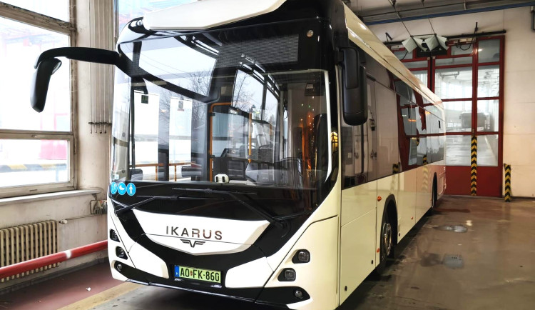Brněnský dopravce testuje půjčený elektrobus, vozí cestující k Nové Zbrojovce
