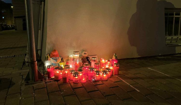 Děti v Budějovicích vzpomínají na spolužáka, ke škole nosí svíčky, vzkazy i plyšáky