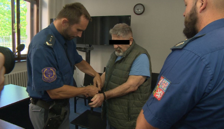 Čepelí ukrytou v holi zabil muže na lesní cestě, bývalý operativec StB si odsedí 12 let