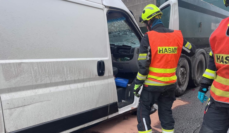 Srážka náklaďáku a dodávky u Chrastavy. Hasiči vyprošťovali zraněného