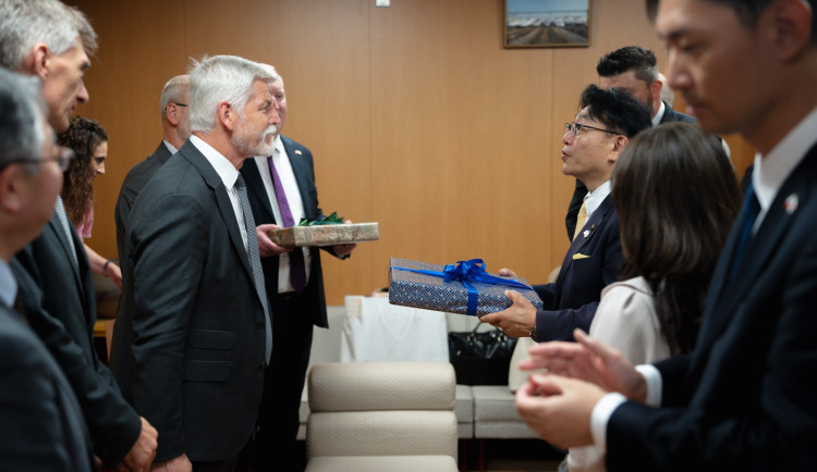 Prsní hrnek i zlatý střevíc. Začíná výstava darů, které dostal prezidentský pár