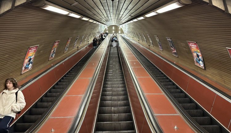 Stanice Flora se na deset měsíců uzavírá, čeká ji obnova a výměna sovětských eskalátorů