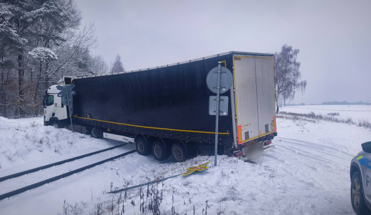 Kamion jel v Mimoni kam neměl, uvízl na železničním přejezdu a zastavil vlaky