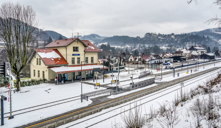Cestující v Malé Skále nově využívají bezbariérové nástupiště s pohodlným přístupem a parkovacími místy.