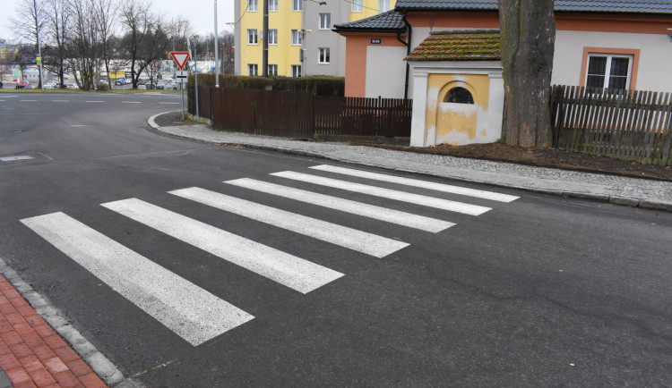 Řidič na přechodu v Puklicích srazil nezletilou, dívka utrpěla těžké zranění