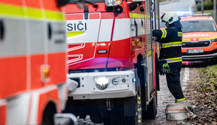 Hasiči ukázali, jak na Náchodsku probíhalo vyprošťování zaklíněného řidiče po nárazu do stromu