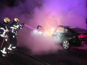 Nedaleko Semil hořelo v noci Audi, hasiči požár zlikvidovali do půl hodiny