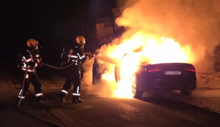 Nedaleko Semil hořelo v noci Audi, hasiči požár zlikvidovali do půl hodiny