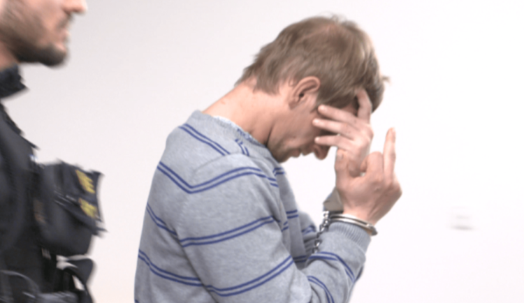 Obviněný ze zabití ženy ve Višňové u soudu, který rozhodoval o jeho vzetí do vazby.