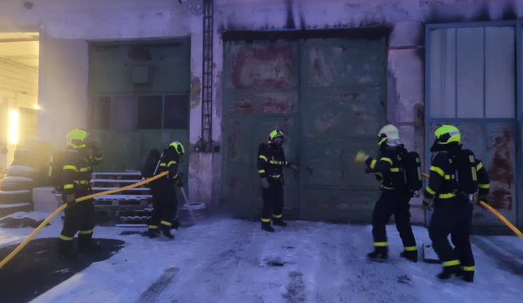 Požár dílny a autobusu v Bruntále zaměstnal tři jednotky hasičů