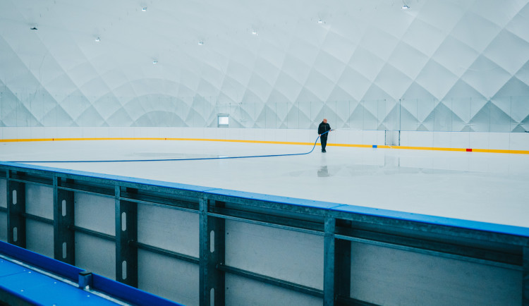 Otevření mobilní bruslařské haly v areálu Sport Parku se blíží, teď začíná zkušební provoz