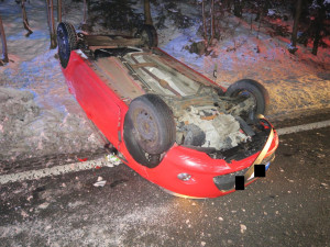 Mladá řidička ve smyku převrátila auto na střechu, jela příliš rychle