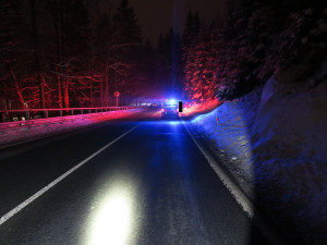 Mladá řidička ve smyku převrátila na Jablonecku auto na střechu, jela příliš rychle