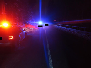 Mladá řidička ve smyku převrátila na Jablonecku auto na střechu, jela příliš rychle
